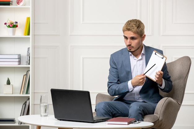 Psycholog ładny Przystojny Młody Profesjonalny Facet Prowadzący Sesje Online Z Notatnikiem