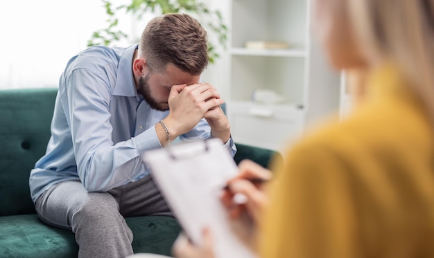 Psycholog lekarz kobieta robi notatki podczas