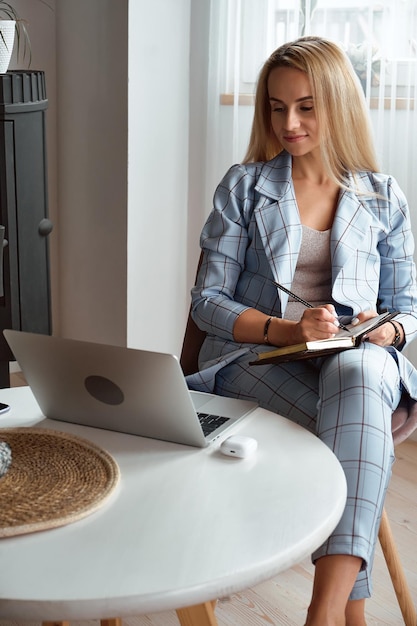 Psycholog lub coach prowadzi konsultacje online w domowym biurze praca zdalna w domu