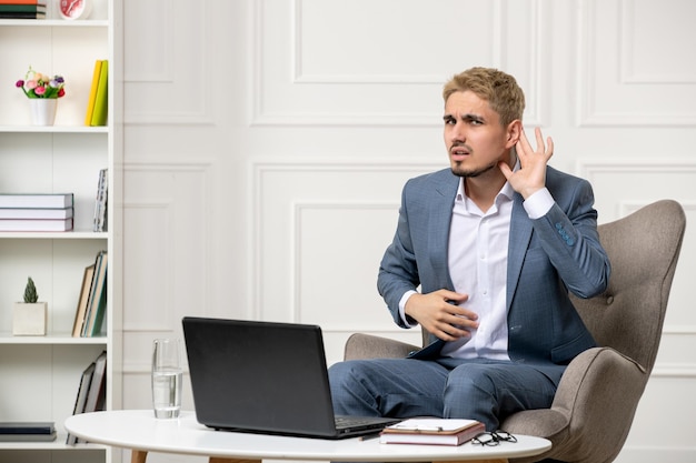 Psycholog Prowadzący Sesje Online ładny Przystojny Młody Profesjonalny Facet Podsłuchujący