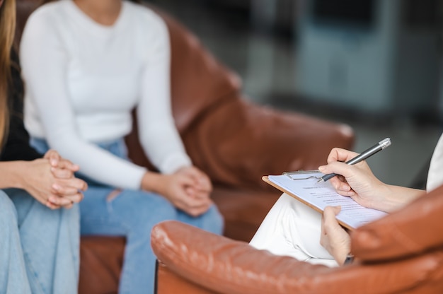 Psycholog robi notatki z historii choroby, jednocześnie rozumiejąc problemy pacjentki