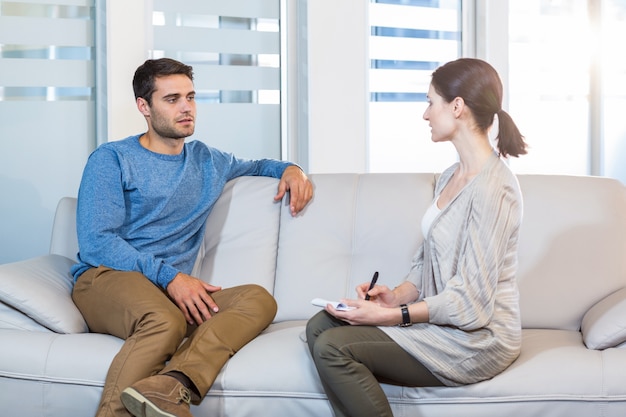 Psycholog rozmawia z przygnębionym mężczyzną