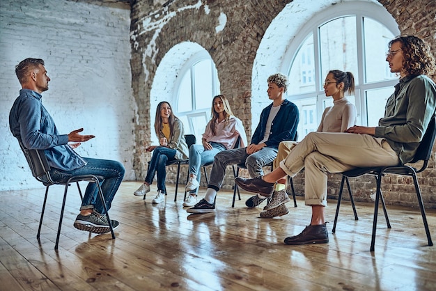 Psycholog Z Pacjentami Spotykającymi Się Z Leczeniem Uzależnień Trener Treningowy ćwiczenia Teambuildingowe