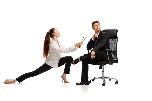 Psychologia relacji dwóch stylowych pracowników biurowych w garniturach w akcji na białym tle