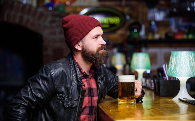 Pub świetne Miejsce Na Drinka I Zabawę Hipster Relaksujący Się W Pubie Mężczyzna Z Brodą Spędzający Wolny Czas W Ciemnym Pubie Brutalny Hipster Relaksujący Facet Z Brodą Siedzi Przy Barze W Pubie Weekendowy Styl życia