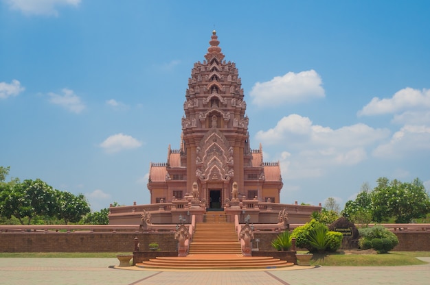 Public &amp; Famous Pagoda w Wat Pha Kao Noi