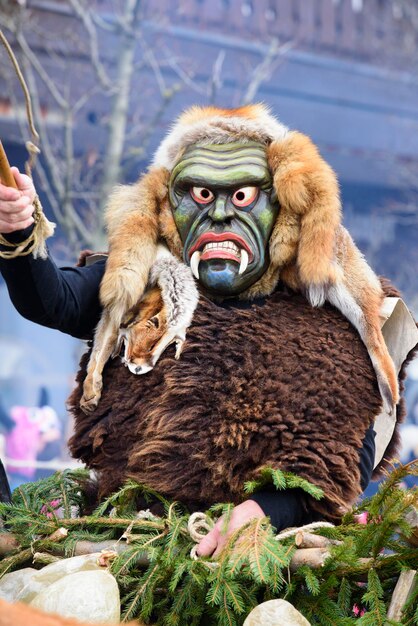Zdjęcie publiczna i tradycyjna parada z zabawnymi maskami na karnawale