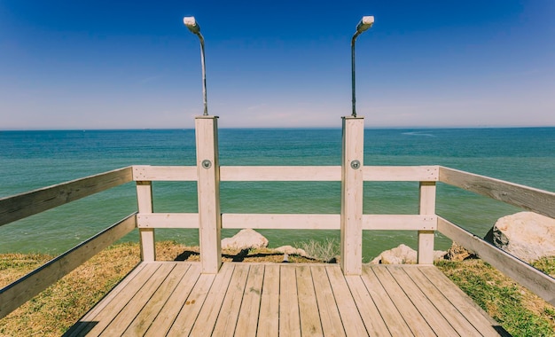 Zdjęcie publiczne prysznice z drewnianą gazebą na klifie na plaży