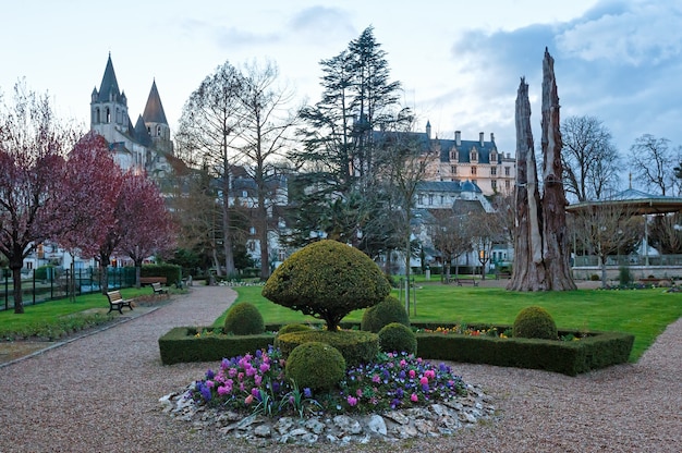 Publiczny park wiosennego wieczoru w mieście Loches (Francja)