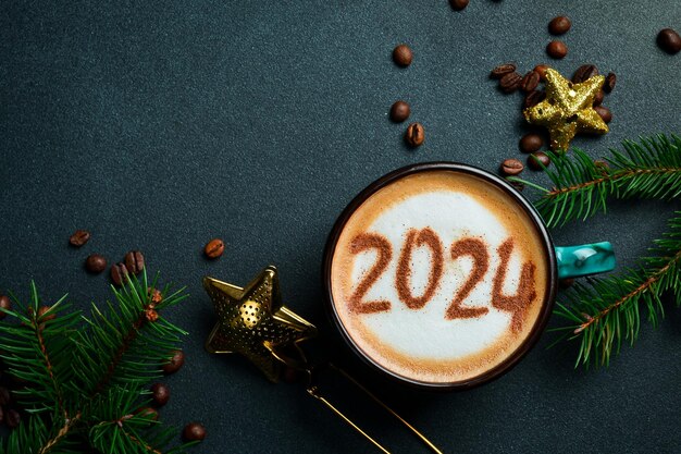 Puchar cappuccino z napisem 2024 na ciemnym tle