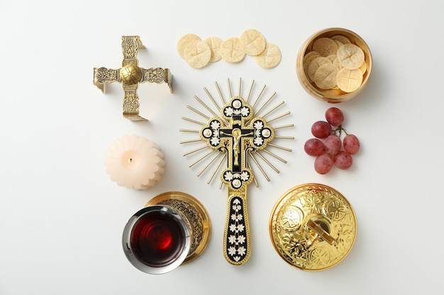 Zdjęcie puchar chleba, winogrona, świeca i krzyż na białym tle, widok z góry