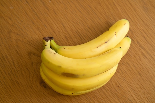 Zdjęcie puchar dojrzałych bananów na drewnianym tle