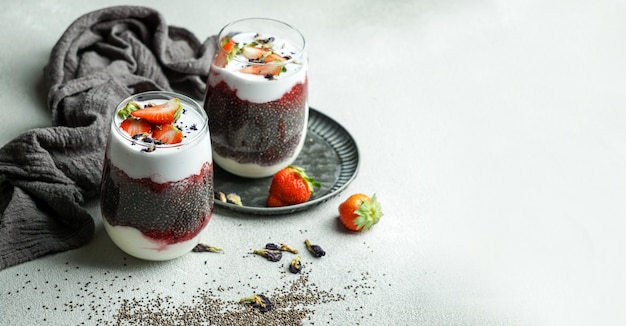 Pudding Chia z jogurtem i świeżymi jagodami, zdrowe odżywianie, śniadanie, superfood