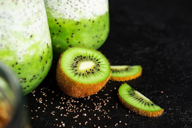 Pudding chia z kiwi i muesli na białym tle na ciemnym tle budyń chia mięta i kiwi