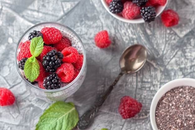 Pudding Chia Z Mlekiem Kokosowym I Jagodami