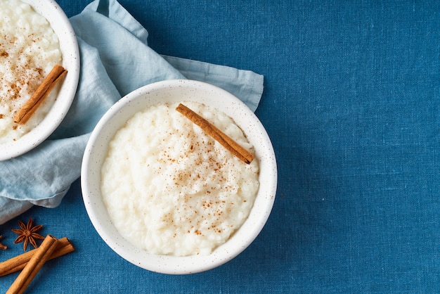 Pudding ryżowy. Deser z francuskiego ryżu mlecznego. Ciemne tło Widok z góry, miejsce