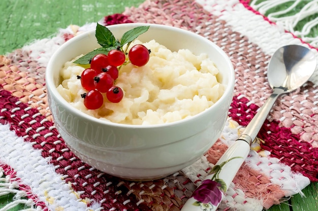 Pudding ryżowy z czerwonymi porzeczkami na śniadanie