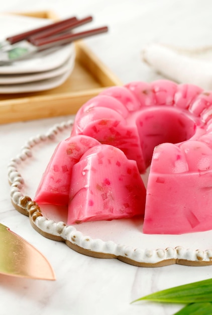 Pudding z fasoli mung o różowym kolorze, znany w Indonezji jako Cente Manis lub Kue Nona Manis