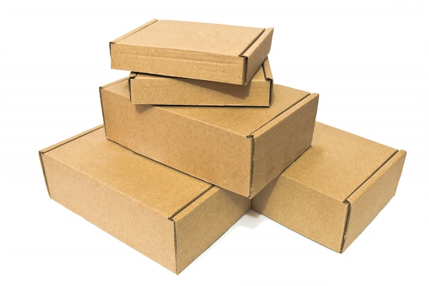 Pudełka kartonowe dla usługi dostawy, przeprowadzki, opakowania lub prezenty samodzielnie na białym tle