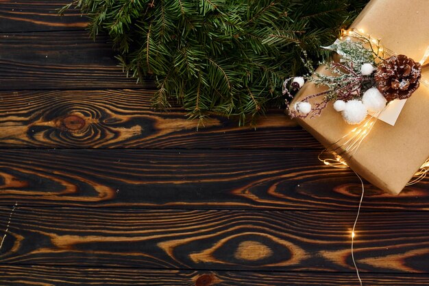 Pudełka na prezenty leżące na stole Widok z góry świątecznej świątecznej tekstury z dekoracjami noworocznymi