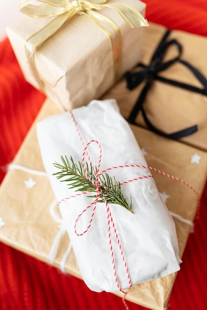 Pudełka na prezenty lub prezent zawinięty w papier kraft i piękne wstążki Koncepcja święta Bożego Narodzenia Nowy Rok 20232024