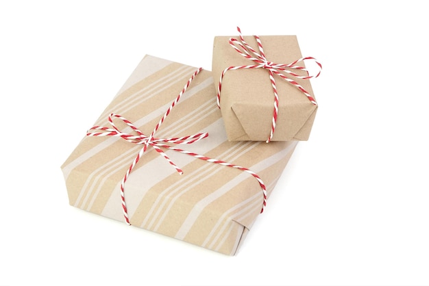 Pudełka na prezenty na białym Zawinięte pudełka na prezenty świąteczne lub urodzinowe Prezenty zawinięte w papier rzemieślniczy w paski