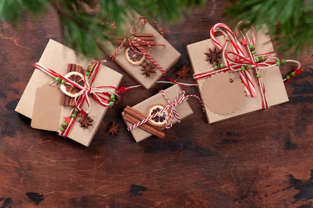 Pudełka na prezenty świąteczne z dekoracją rzemieślniczą