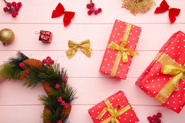 Pudełka na prezenty świąteczne z wieńcem i dekoracjami