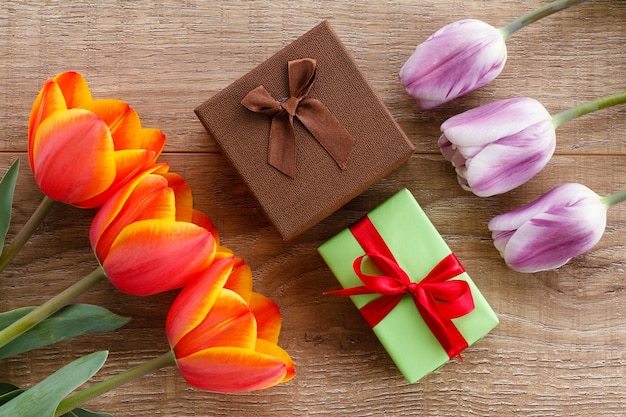 Pudełka Na Prezenty Z Czerwonymi I Liliowymi Tulipanami Na Drewnianych Deskach Koncepcja Kartki Z życzeniami Widok Z Góry