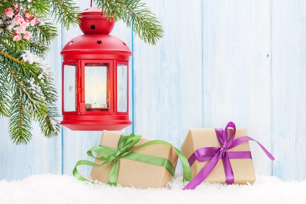 Pudełka na prezenty z lampionami świątecznymi i choinka
