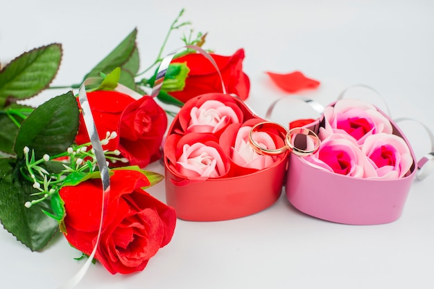 Pudełka prezentowe w kształcie serca z kwiatami i czerwonymi różami