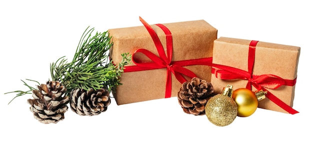 Zdjęcie pudełka upominkowe z gałązek jodły świątecznej izolowane na białym lub przezroczystym tle
