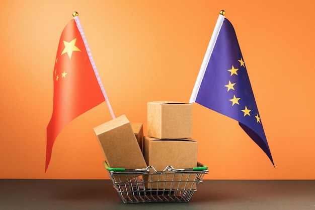 Pudełka W Koszyku żywności I Dwie Flagi Na Pomarańczowym Tle, Koncepcja Handlu Między Unią Europejską A Chinami