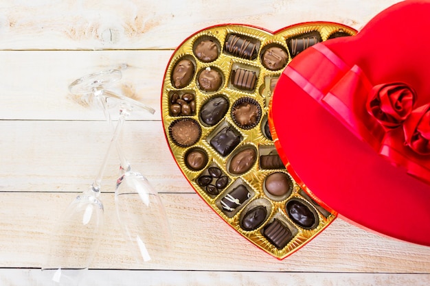 Pudełka w kształcie serca z wykwintną czekoladą na Walentynki.