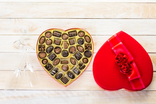 Pudełka w kształcie serca z wykwintną czekoladą na Walentynki.