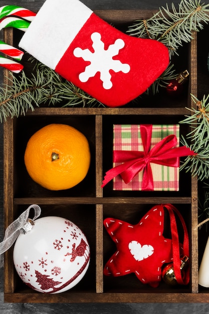 Pudełka z prezentami na Boże Narodzenie i różnymi atrybutami wakacji na ciemnej powierzchni