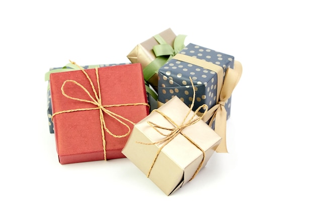 Pudełka z prezentami, prezent świąteczny na białym tle, kolorowe pudełka na prezenty