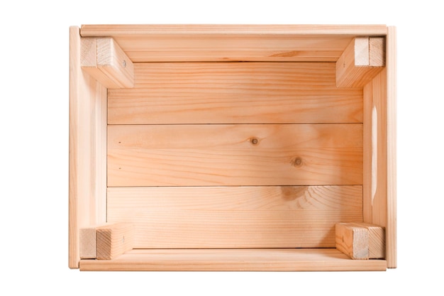 Pudełko drewniane na białym tle
