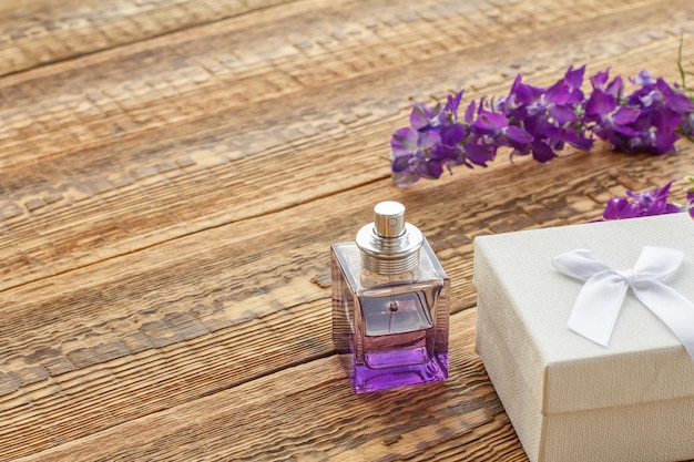 Pudełko I Butelka Perfum Na Drewnianych Deskach Z Kwiatami