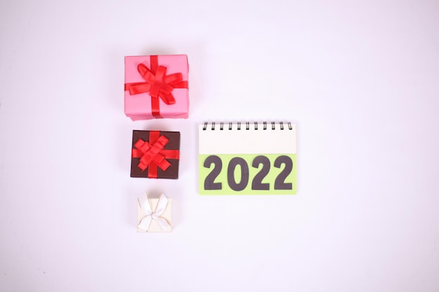 Pudełko i kalendarz 2022 obchody nowego roku na białym tle