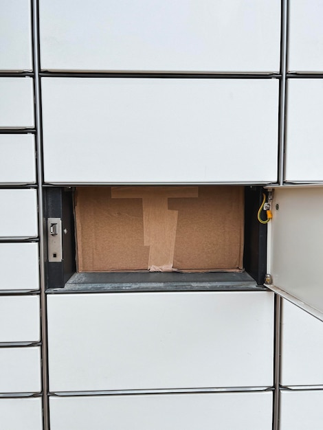 Pudełko kartonowe w skrytce Zapakowane towary w paczkomat Samoobsługowa dostawa i logistyka dla lepszego zrównoważonego rozwoju w przyszłości