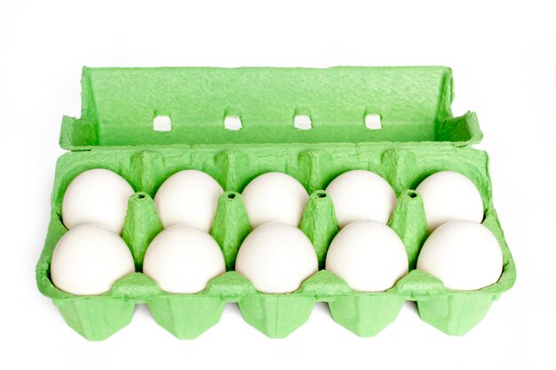 Pudełko kartonowe z jajkami na białym tle na białym tle