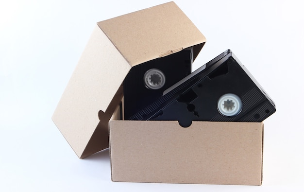 Pudełko kartonowe z kasetami wideo na białym
