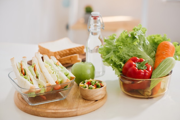 Pudełko na lunch i zdrowa żywność na białym tle