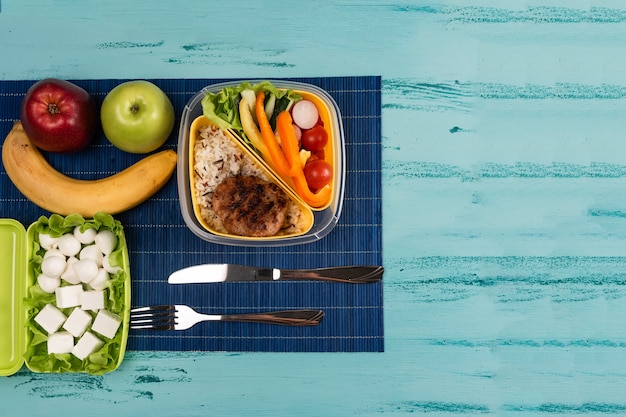 Pudełko Na Lunch Z Apetycznym Jedzeniem I Na Jasnym Drewnianym Stole