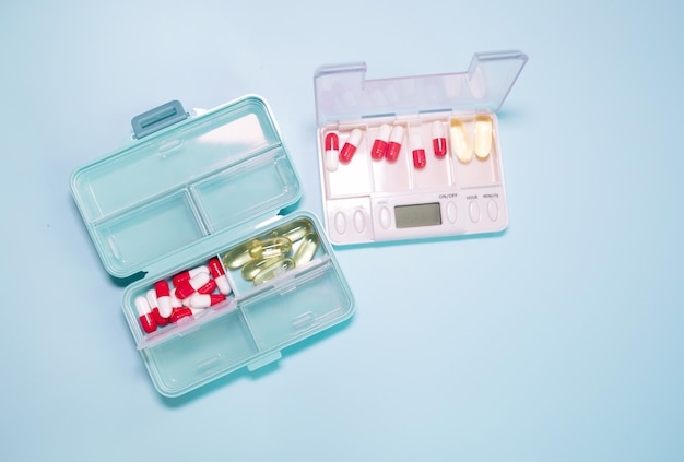 Pudełko na pigułki codziennie zażywaj lekarstwa, z kolorowymi pigułkami, tabletkami i kapsułkami.
