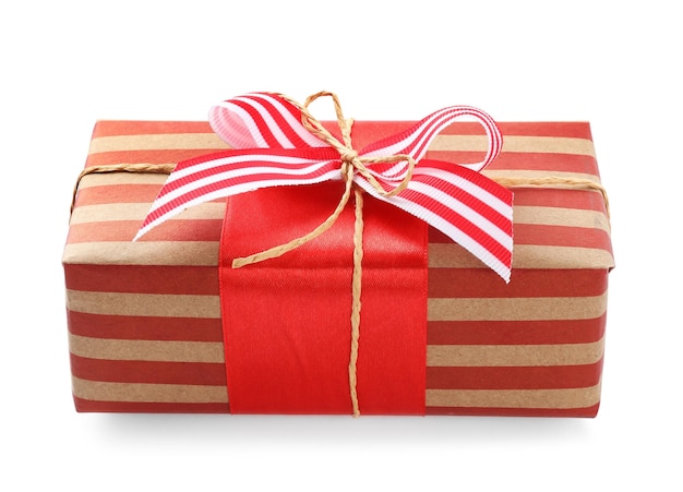 Pudełko na prezent bożonarodzeniowy ozdobione kokardą na białym tle