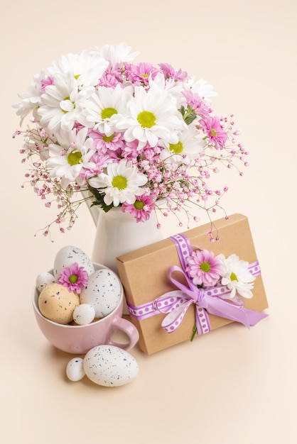 Pudełko na prezent Wielkanocni jajka i kwiaty