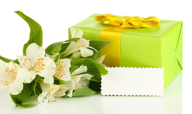 Pudełko na prezenty i kwiaty na białym tle