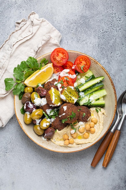 Pudełko na sałatkę falafel z humusem, warzywami, oliwkami i ziołami